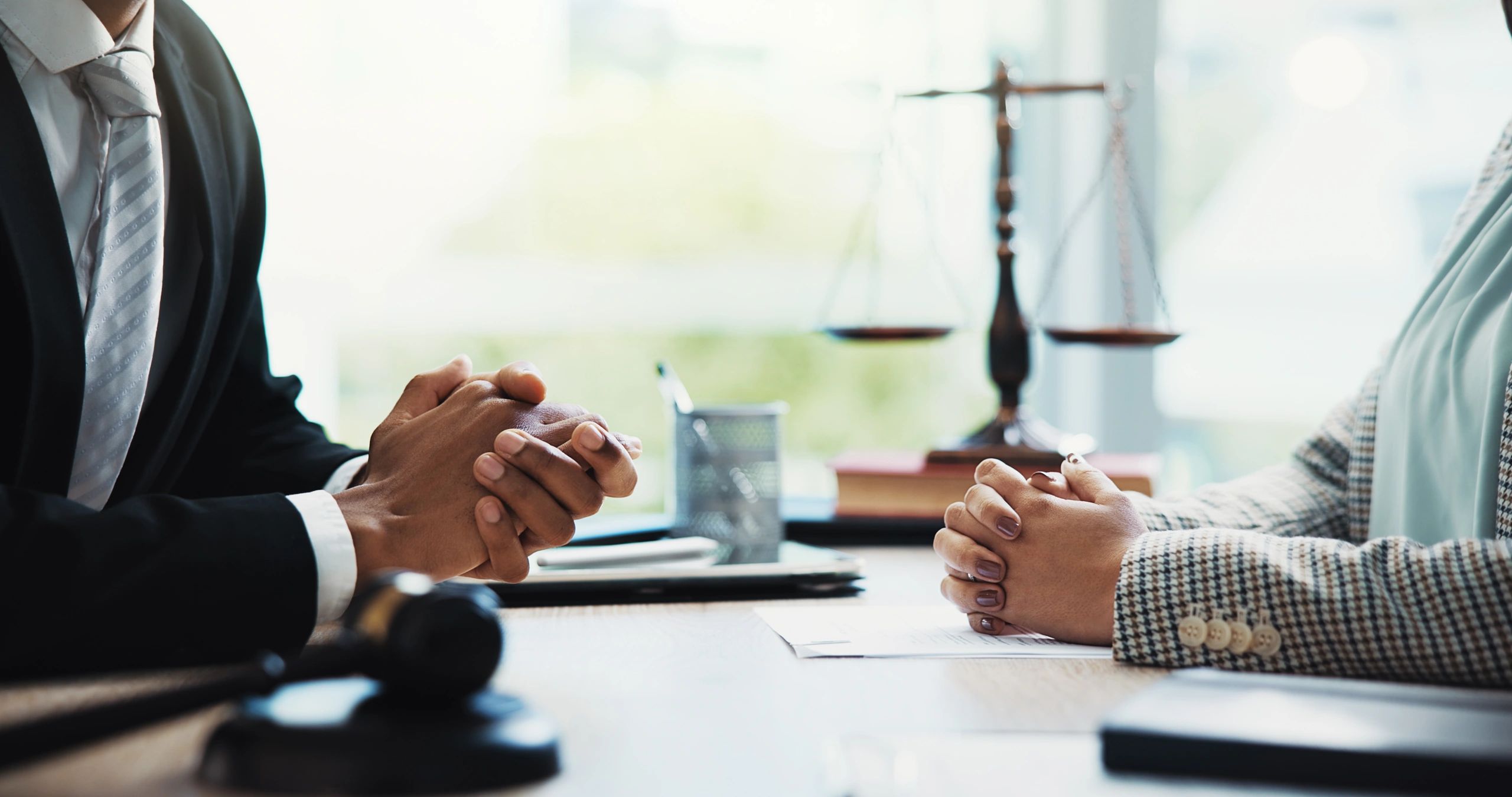 Firma legal revisando documentos de contratación estatal